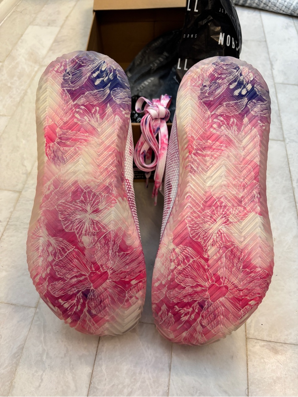 NOBULL White and Pink Floral Low-Top Trainer NEW IN BOX - Picture 9 of 10